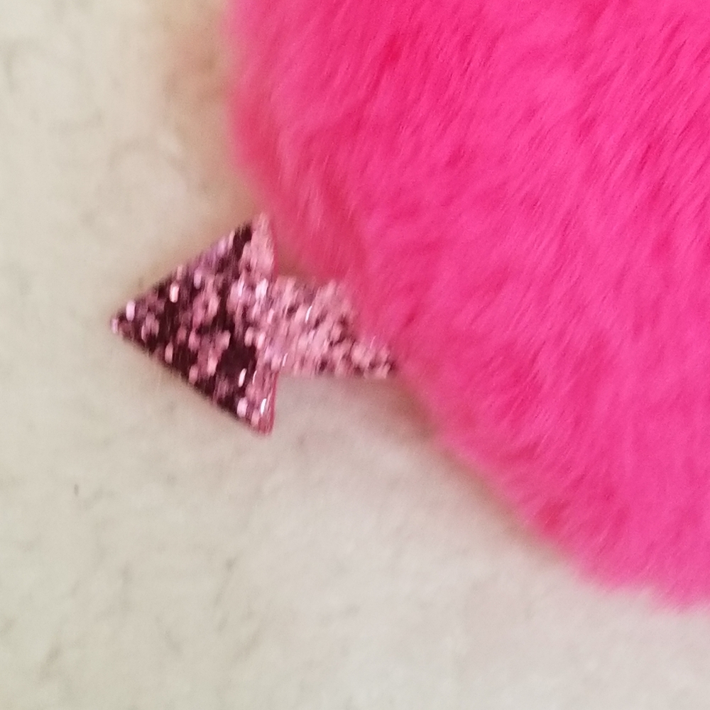 2 pcs POM POM Fuzzy Heart Keychains - Picture 9 of 12